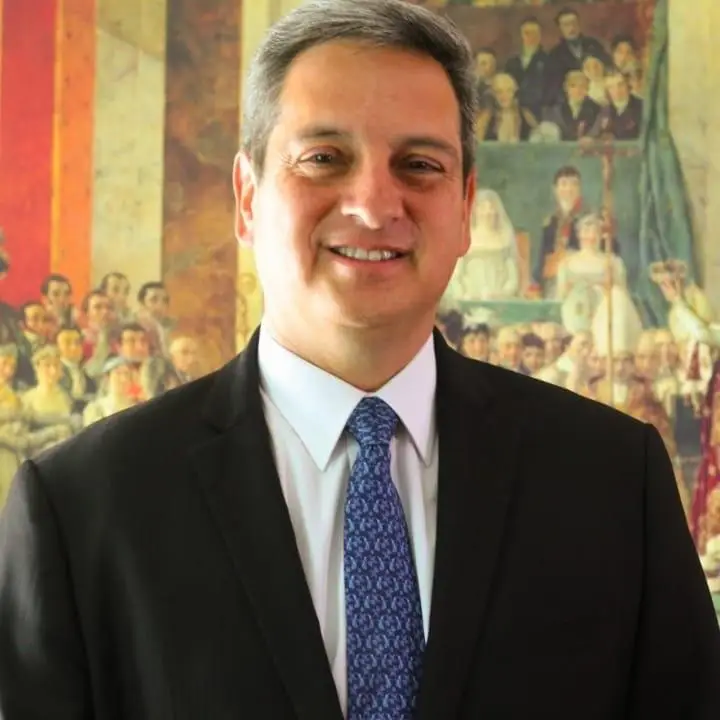 Cesar Augusto Standing